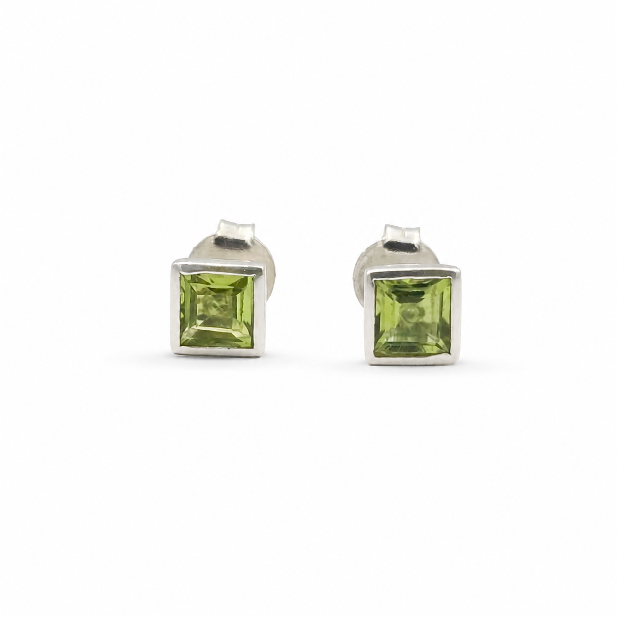Ohrstecker mit natürlichem Peridot im Quadrat aus 925er Sterlingsilber