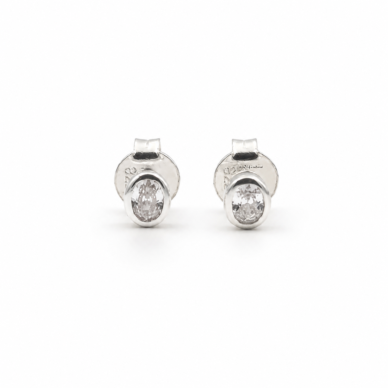 CZ Oval Studs in 925 Sterling Zilver
