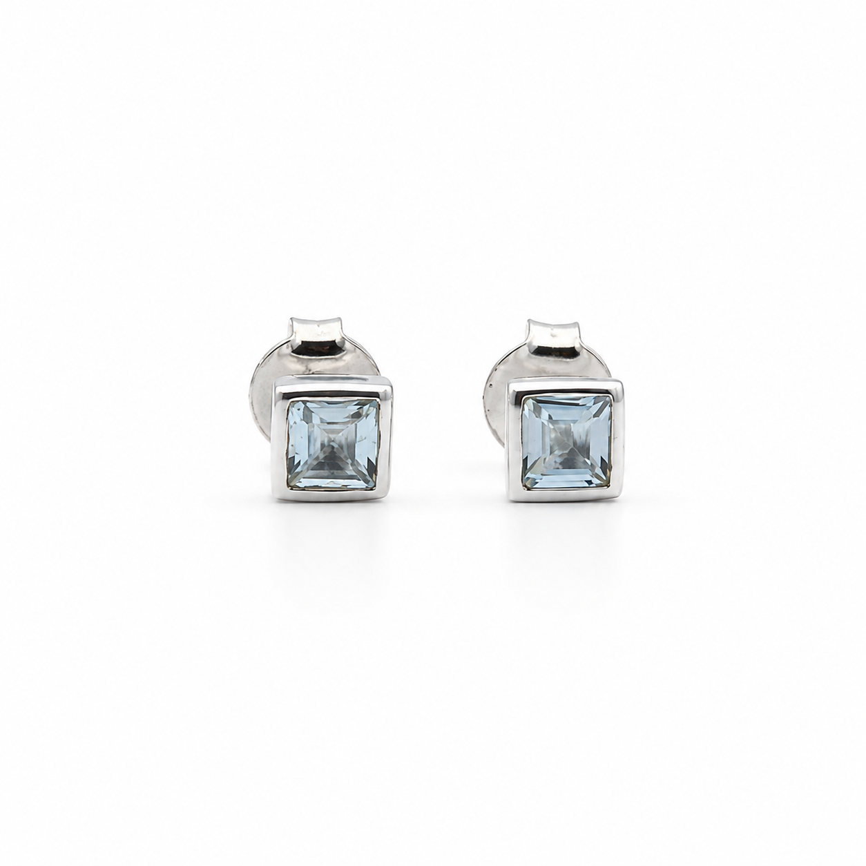 Lichtblauwe Vierkante Oorstekers in 925 Sterling Zilver